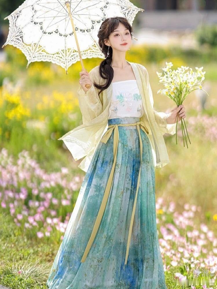 春韵 野甸百花稠，罗衣映碧流。持伞撷芳去，风柔人自悠。 绿洲