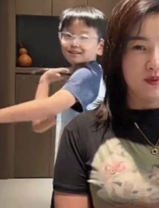 笑不活了！河南，一妈妈与儿子合拍击打水瓶的视频，视频中妈妈就将水瓶放在头顶，让儿