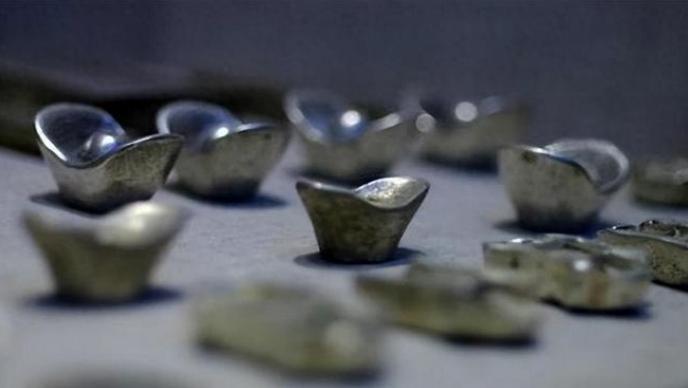 在现代社会中，人们都习惯将富裕的钱财存进银行，既能保证资金安全，也能获得一定的利