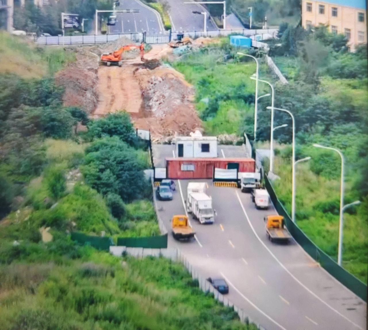 近期，青岛市城阳区荟城路北通即墨区环秀街道金茂悦·星荟小区的路段有一台挖掘机在施