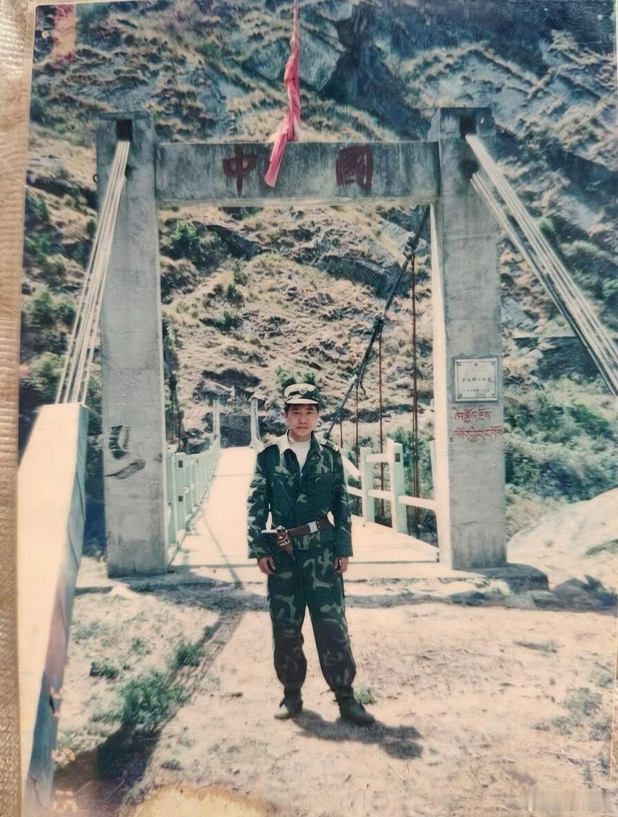 不同时期的吉隆口岸左图：1973年的吉隆口岸；中图：1993年的吉隆口岸；右图：