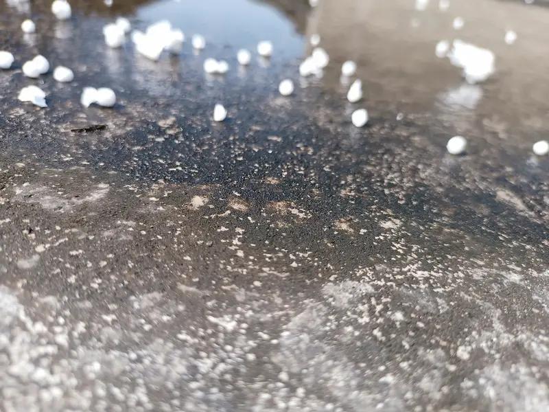 明天开始可能会有强对流天气和冰雹，大家一定要小心一点了。
上一次的冰雹突然出现没