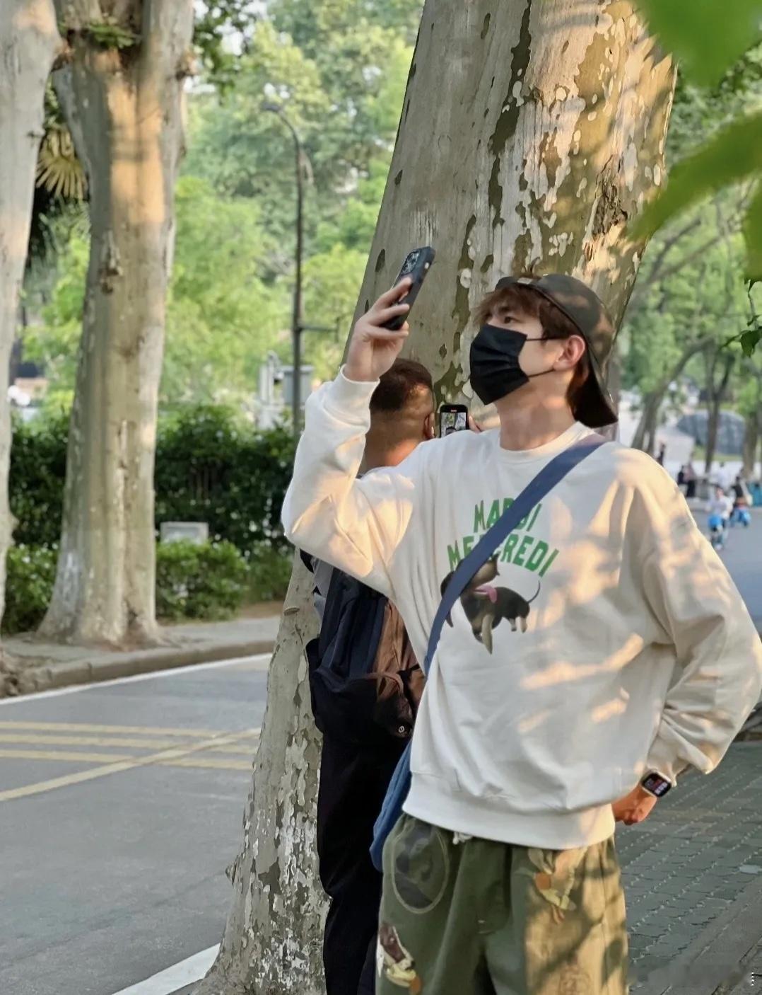 感谢小新带着他的脸和嘴一起回来了[嘻嘻][嘻嘻]，林更新现身武汉大学，感叹没赶上