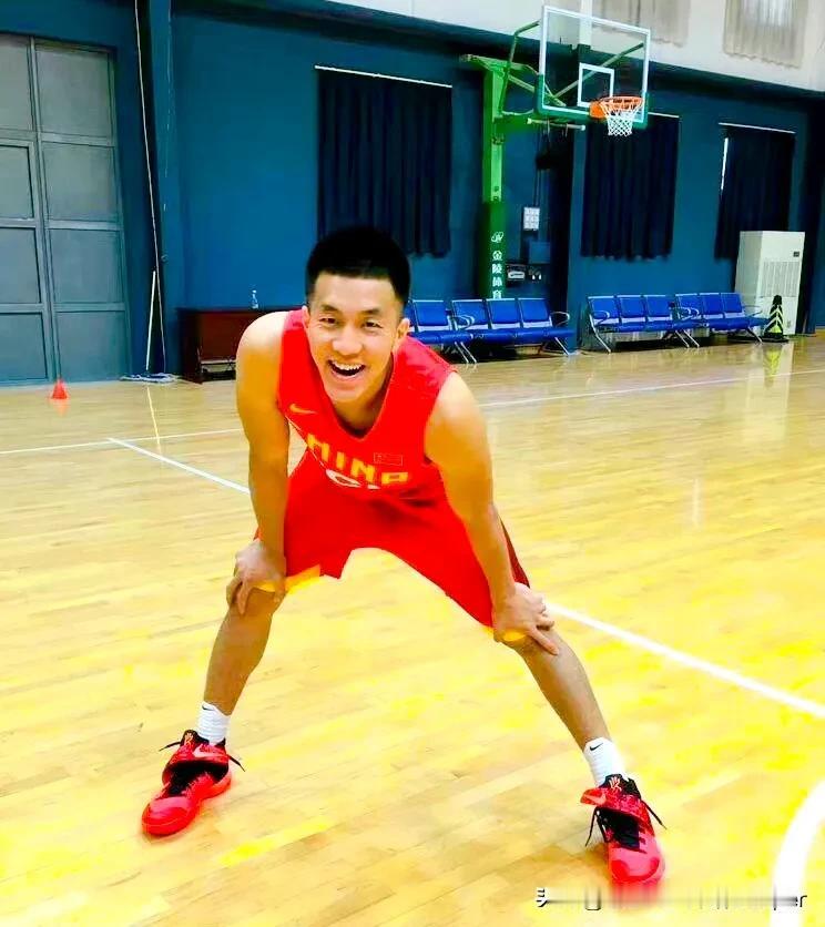 姚基金慈善赛，也没有广东宏远的啊，班底是辽宁男篮，由郭艾伦领衔、韩德君、李晓旭、