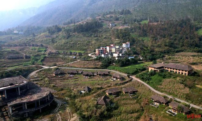 【上亿投入酒店停工7年荒废 当地称在努力盘活】当地回应上亿投入酒店烂尾不久前，有