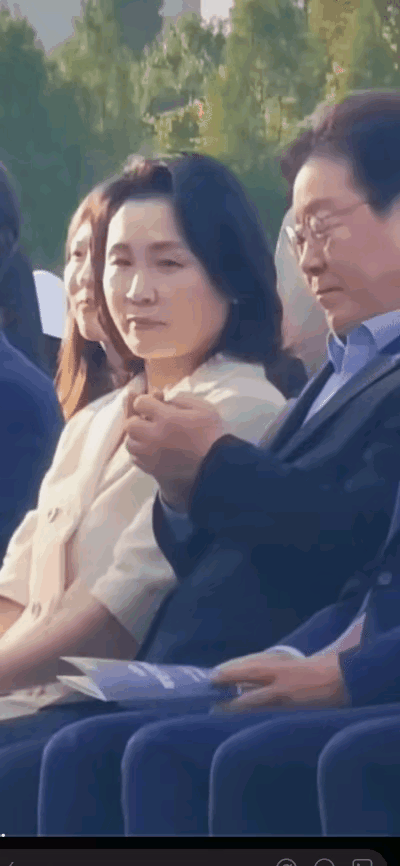 抠指甲的李在明！[呲牙]男人👨多大多老都是长不大的孩子，女人👩有天然的母性