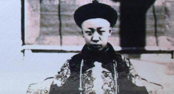 溥仪性功能有问题，没有子嗣吗？

一生娶了5个老婆，坐拥三宫六院，却连一个孩子都