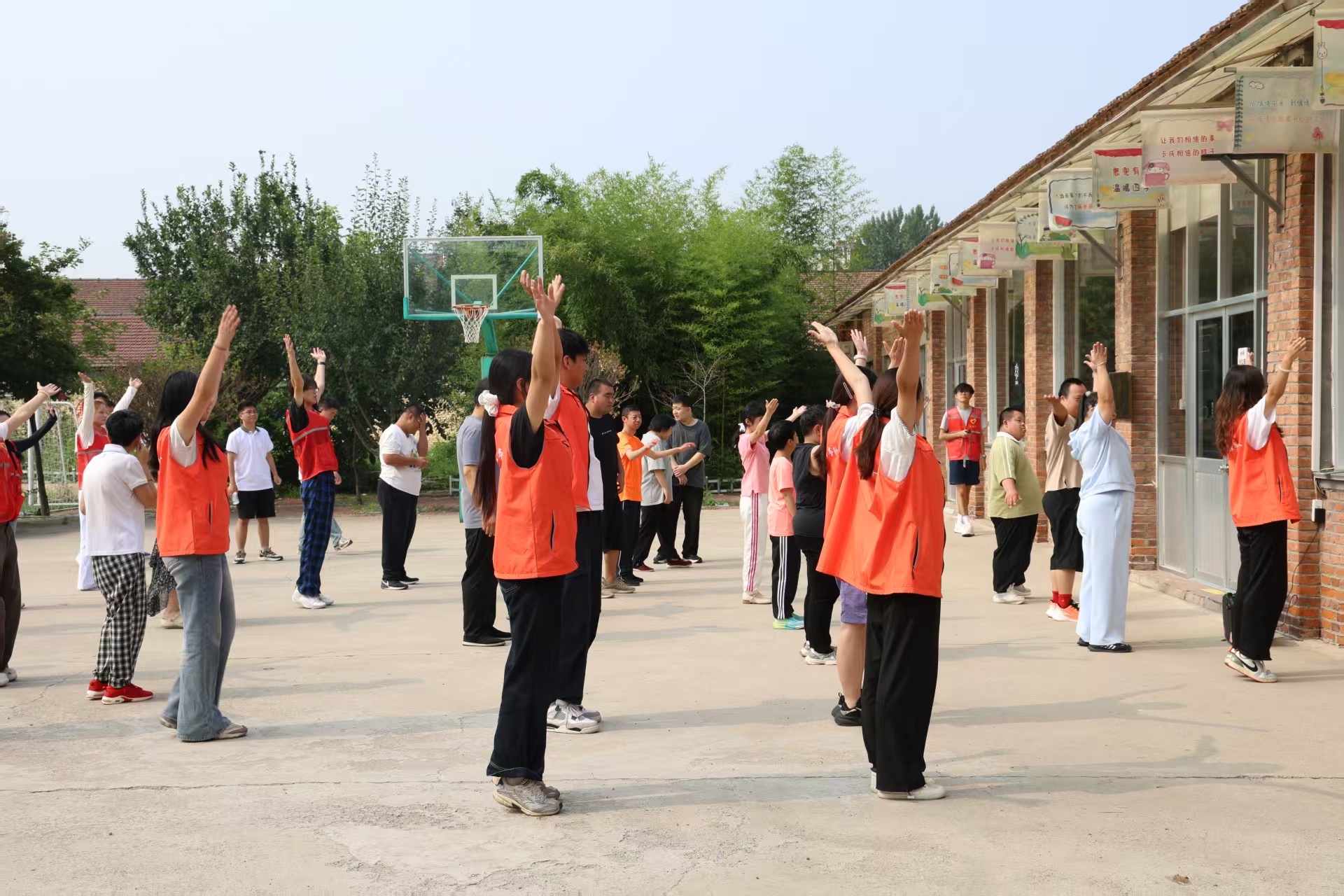 秦岭笑谈   近日，曲阜师范大学憨兜成才社会实践志愿服务队走进憨兜家园，开展暖心
