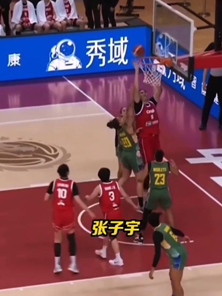 女篮热身赛长沙站，中国女篮加时战胜巴西女篮。
中国女篮74-69加时战胜巴西女篮