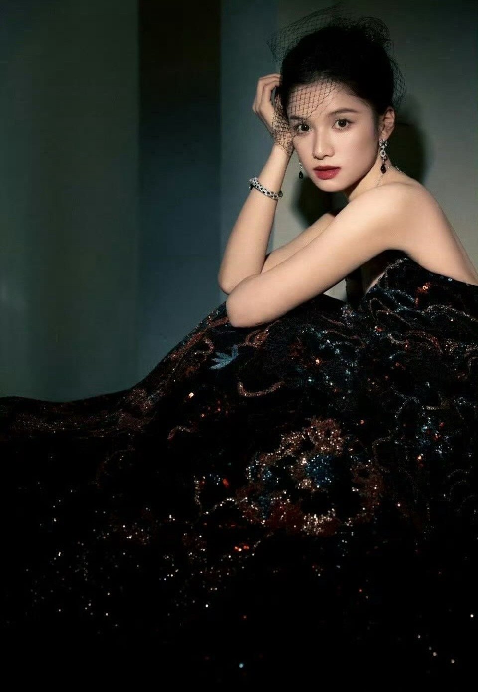 张婧仪一身五彩斑斓的黑 杀疯了！双造型自带高光，五彩黑穿搭+颜值暴击，坐等盛典✨