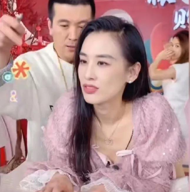 黄圣依说自己是其实不喜欢直播，每次她和杨子出现在直播间都是杨子在一边侃侃而谈，黄