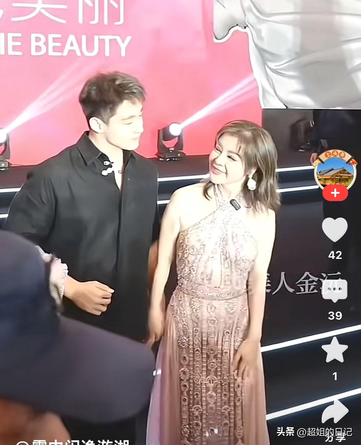 56岁的公众人物，在活动现场，当众亲小男友的胸，简直不忍目睹。
这跟下流有啥区别