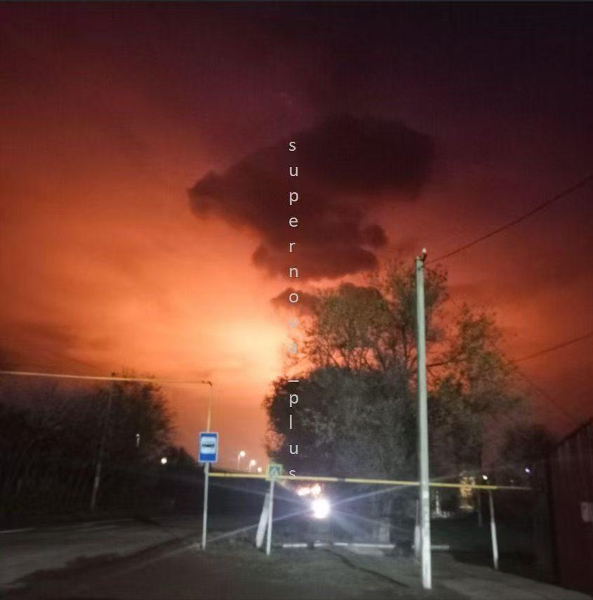 天空被炸成红色，450亿立方米天然气厂被炸，乌无人机奔袭1500公里玩了一把大的