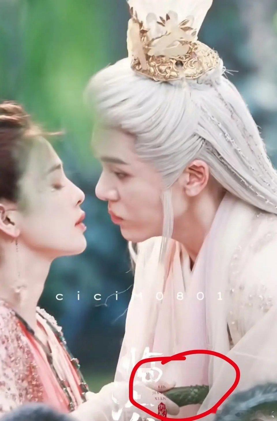 没关系的澹台烬，大婚当日被捅你不是第一人，只不过白鹿捅曾舜晞的这个刀好像有点儿像