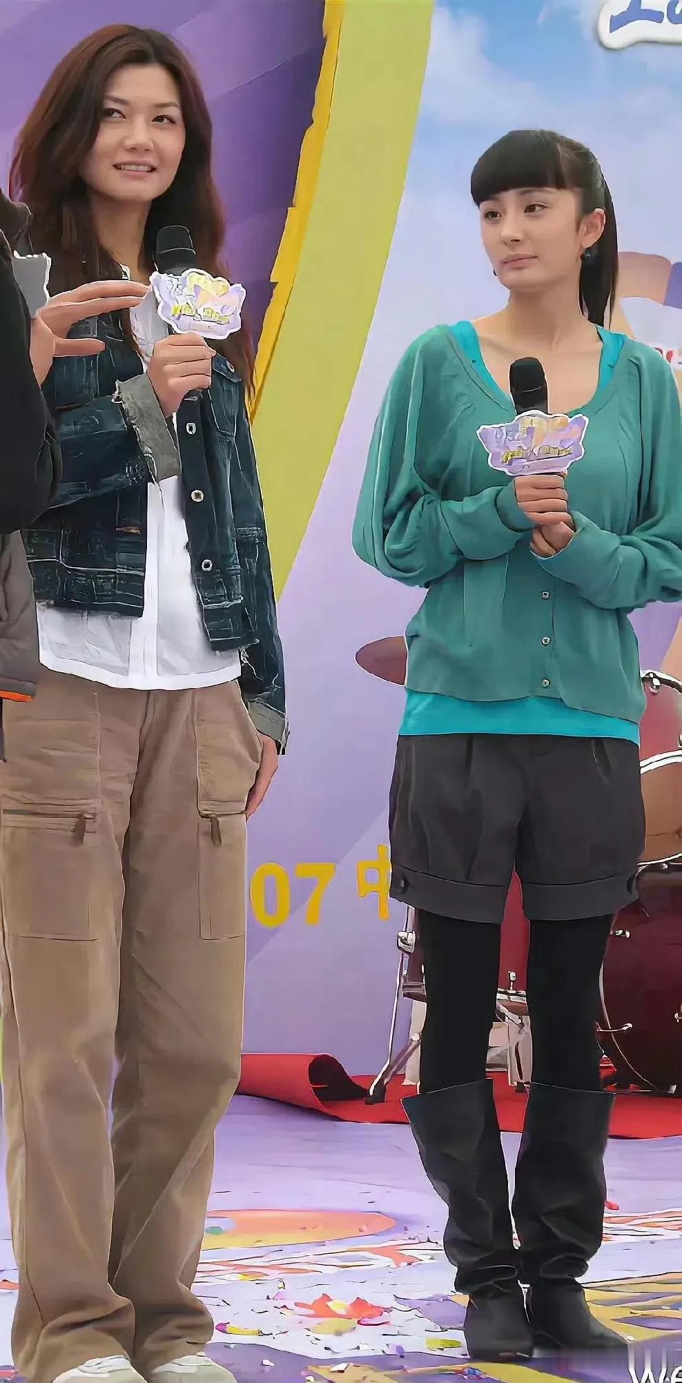 杨幂早年参加综艺节目的照片，那时候好像挺流行这种锅盖刘海的？[笑哭]杨幂是童星，