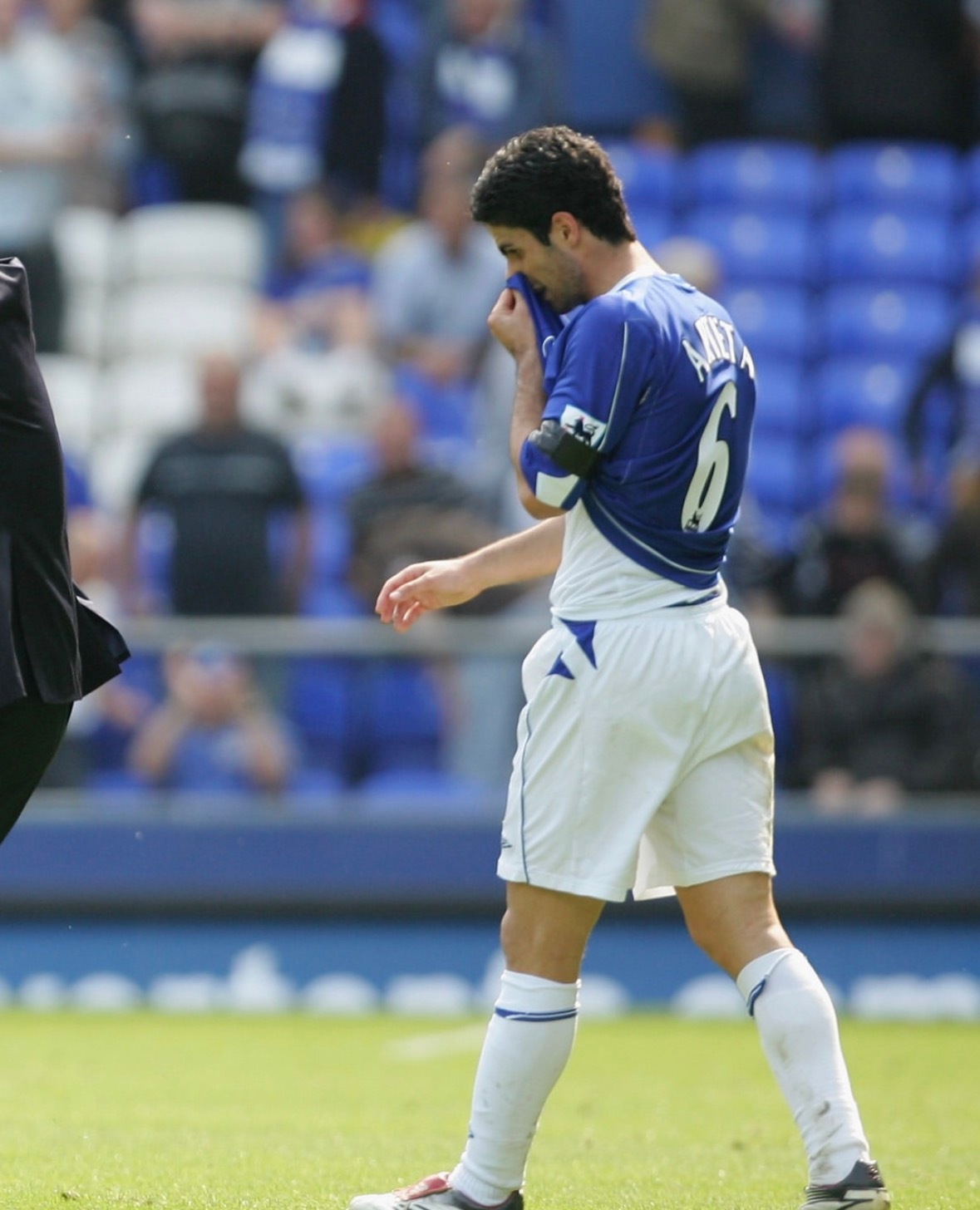 英超官方在赛前发了一条ins：这是卡里克和阿尔特塔作为教练的首次交锋，不过在球员