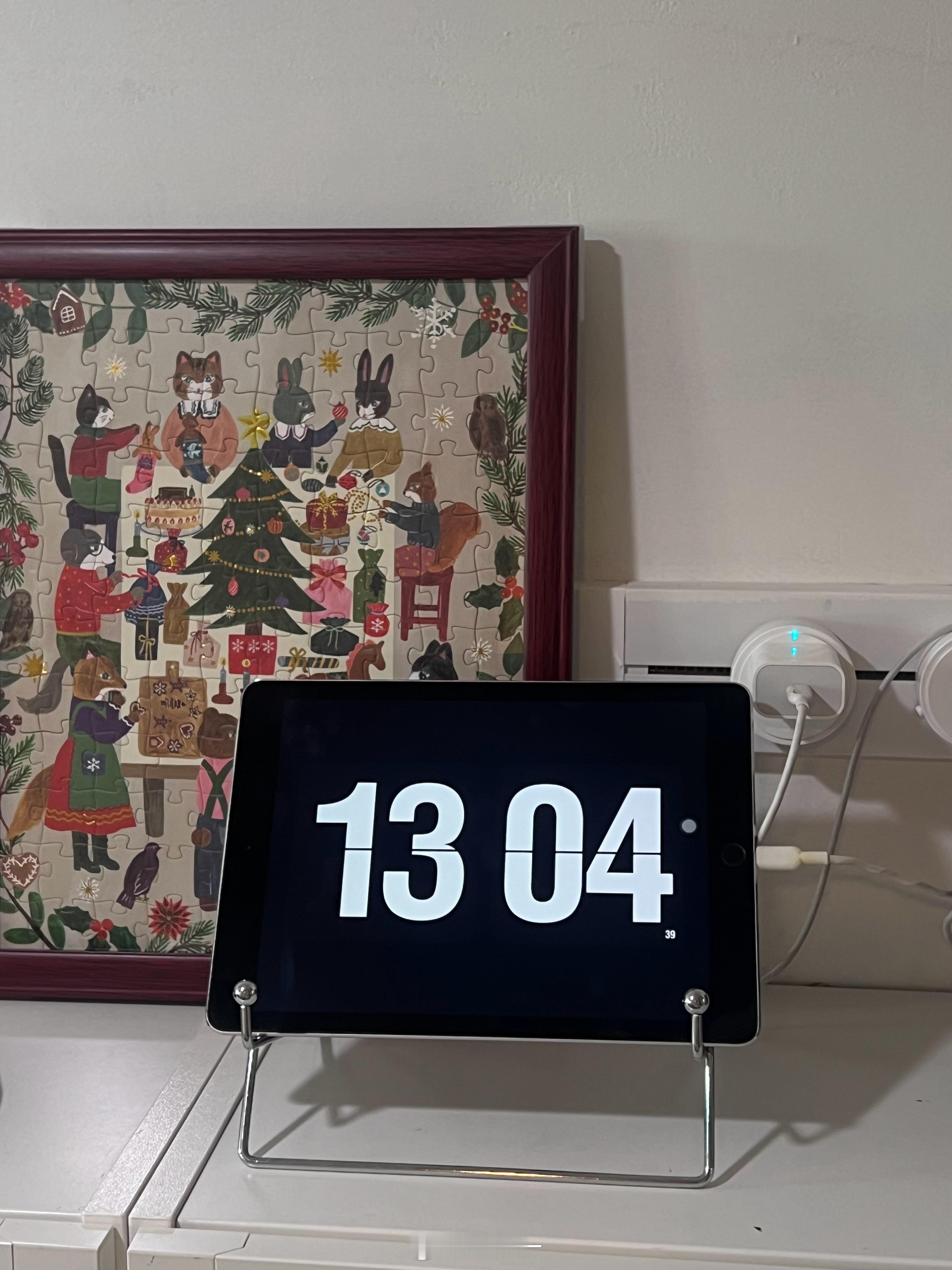 【废弃ipad时钟】今天从家里摸出来一个快十年的ipad，尝试了一下还能开机、充