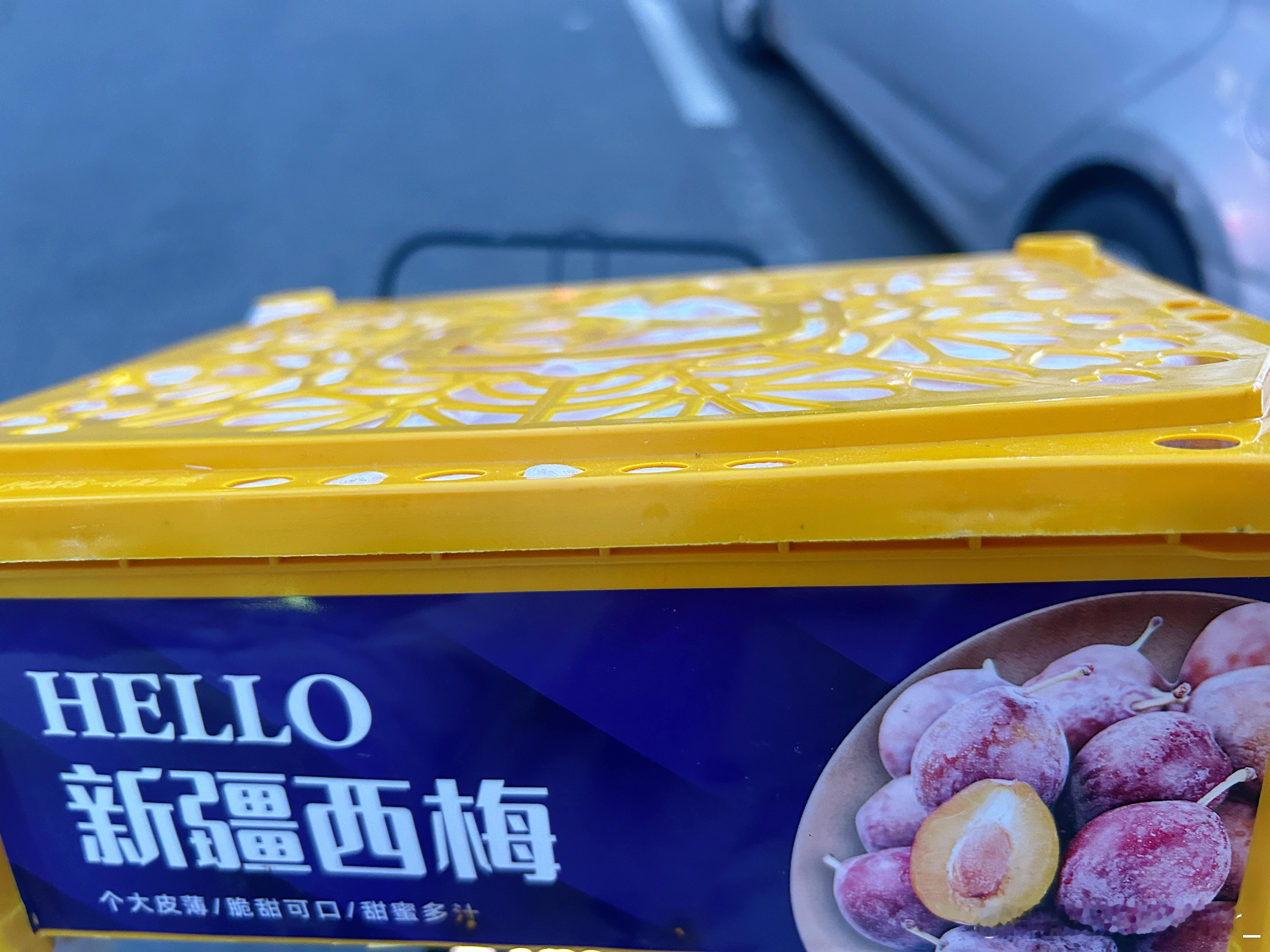 去面包店买了我爱吃的蜜豆吐司。然后去水果店买了苹果。阳光玫瑰。西梅和榴莲。我的榴