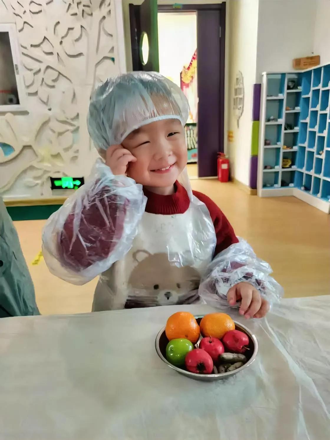 老伴说：我沦陷了，被可乐（大孙子昵称）给铆上了，离不开了。
我说：我塌房了，被可