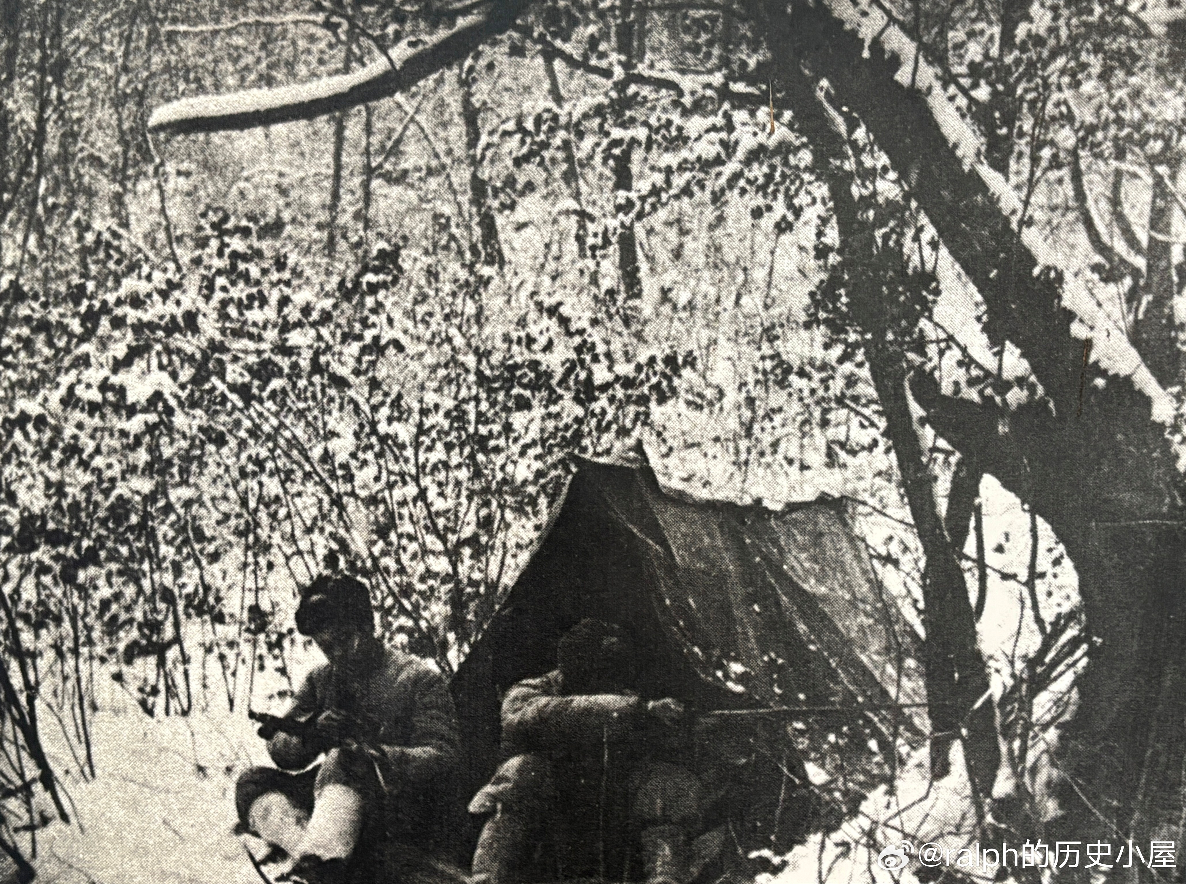 志愿军战士在零下二十度严寒气候中露营，擦拭武器，准备随时执行作战任务军事历史全触