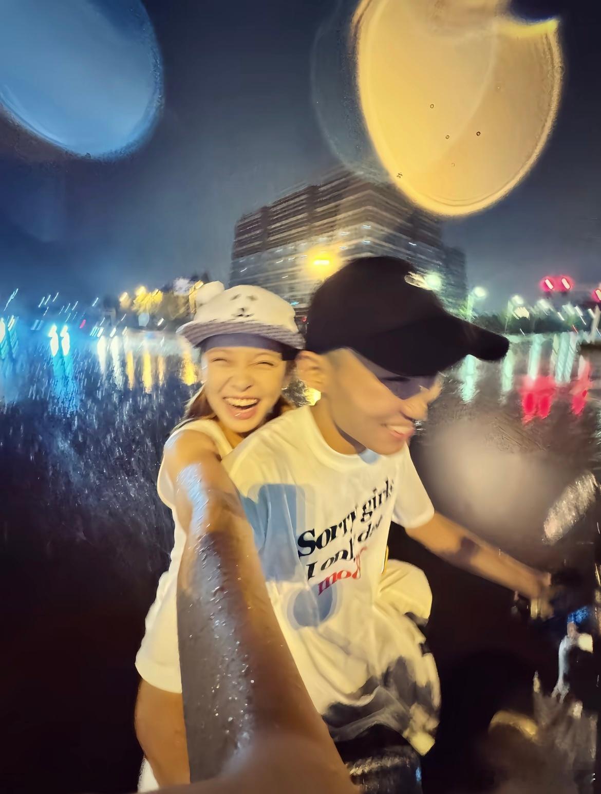 一个人的雨天是糟糕的，两个人就只顾着笑了。 ​​​