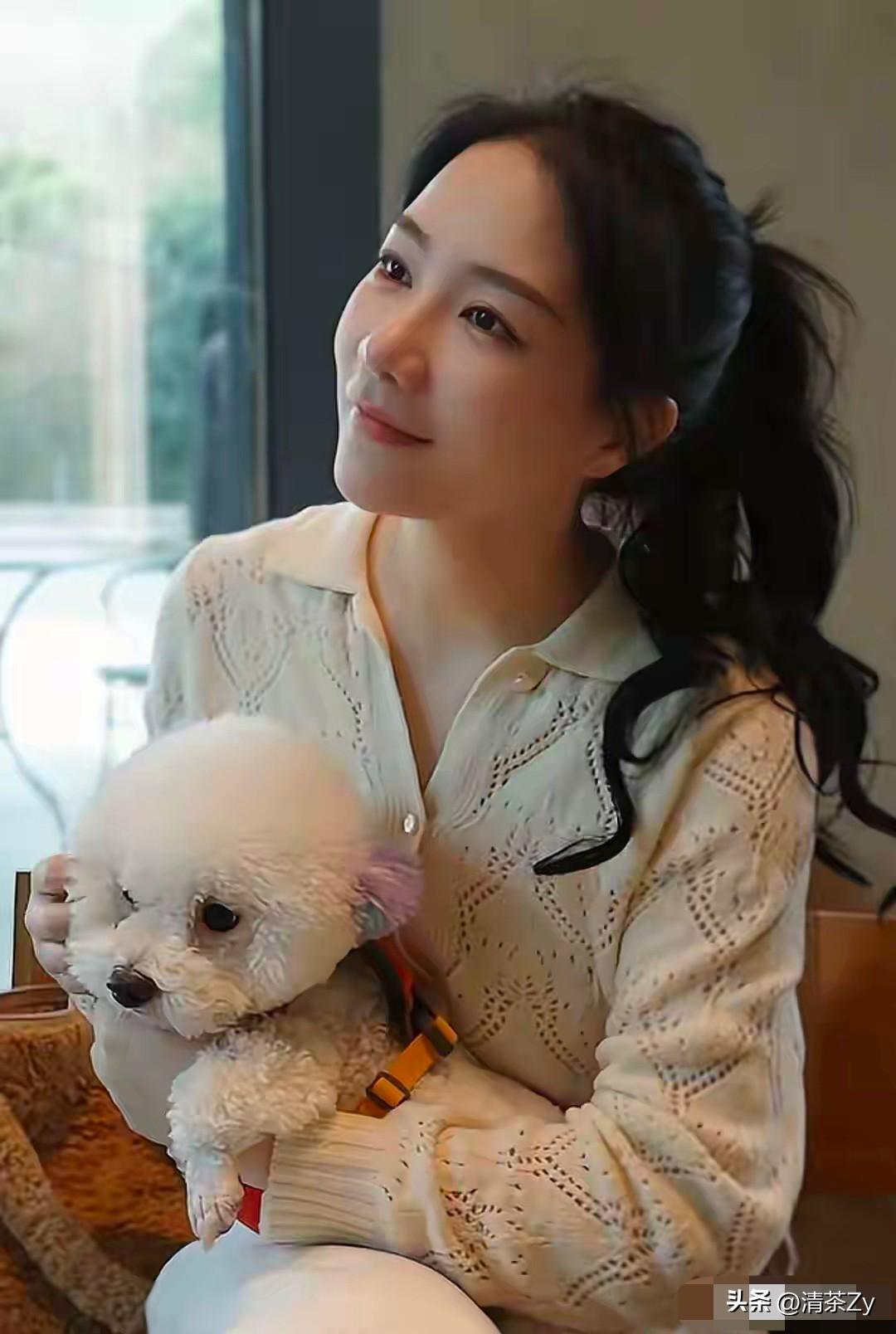 张张晒出了自己抱狗的照片，这只小比熊犬是她和张雪峰一起养的，名字叫雪糕！张雪峰经