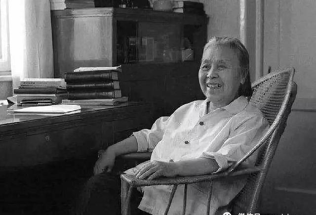 丁玲晚年时，国外记者问她对毛主席的看法，她说，毛主席对我很好
这事儿得从1936