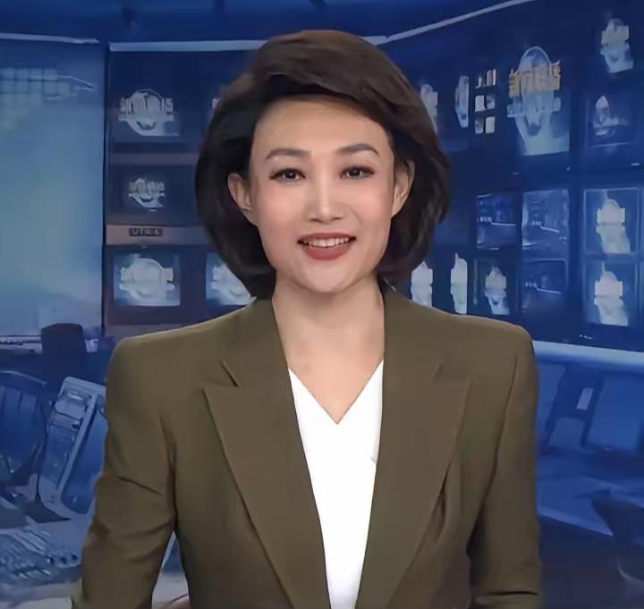 “导播猛切镜头都来不及，李梓萌当着全国观众的面，噗嗤一声低头憋笑，脸都红了。你以