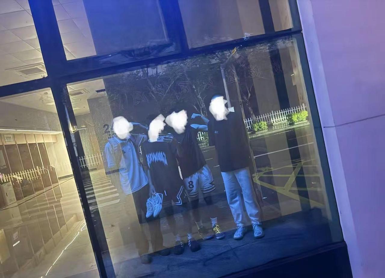 我们第一张合照你删了吗 第一次约会的地方你忘了吗 喜欢你的我你也不要了吗 @jd