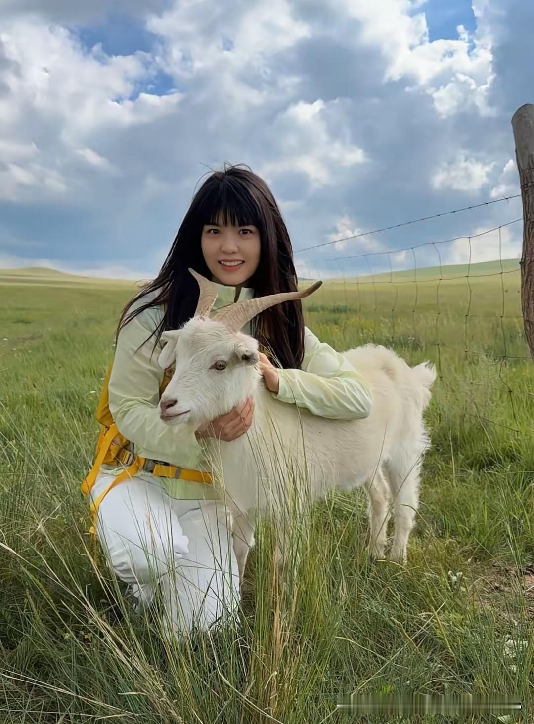 去内蒙古大草原旅游的西安女孩，最终还是把小羊买下来了，花了400块，但是光运费就