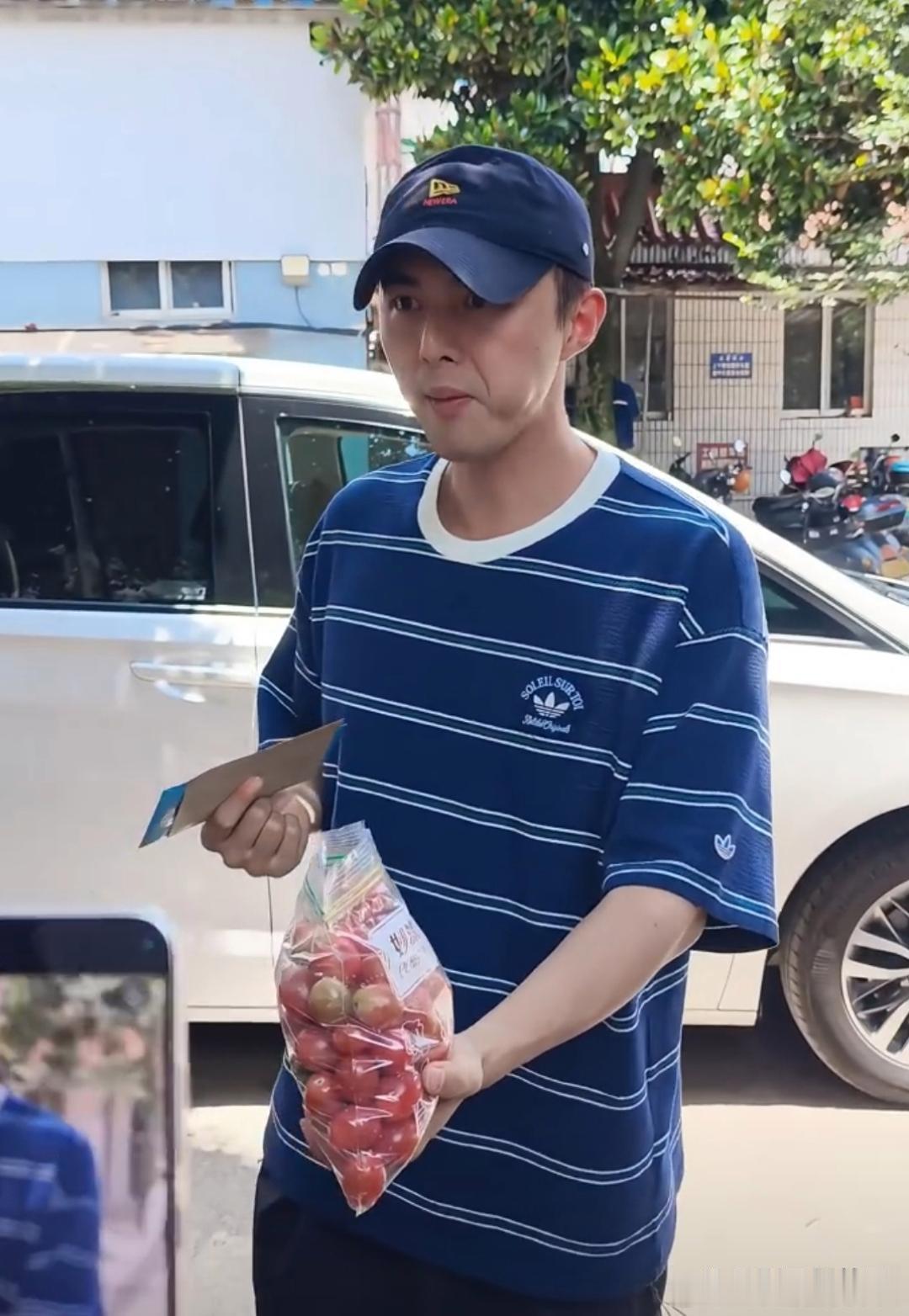 叶祖新老家到底种了多少地叶祖新又又又拿老家农产品投喂粉丝了。前几天刚给剧组带了父