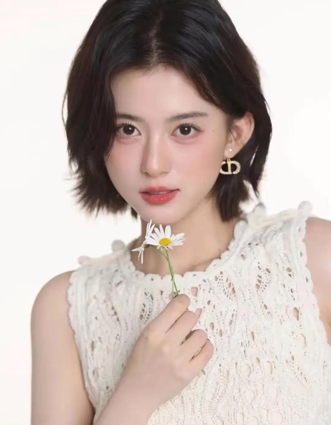 合诗雨短发造型惊艳四座，清纯与妩媚并存，美得让人挪不开眼！