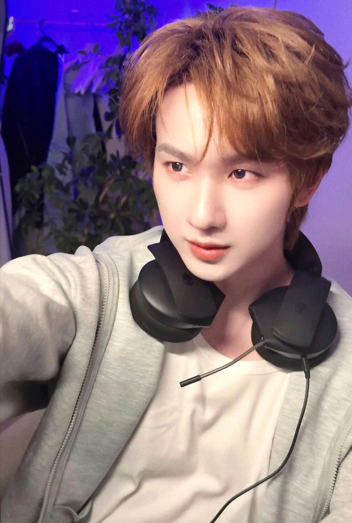 李宏毅什么时候原谅现偶谁懂这个梗！网友疯狂喊话李宏毅原谅现偶现代装氛围感绝了，脑