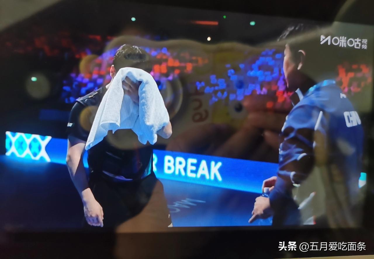 王皓今天很温柔，没有炒菜，也没抱胳膊叹气反而一直在给梁靖昆打气，让梁靖崑打开一点