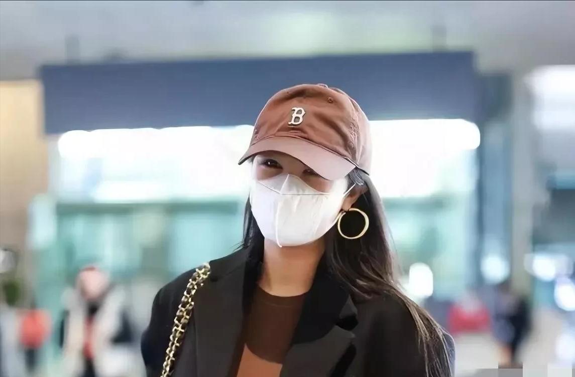 李菲儿真不拿咱网友当外人！走机场非要靠另类穿搭博眼球，大胆撩衣露身材，太抢镜~

