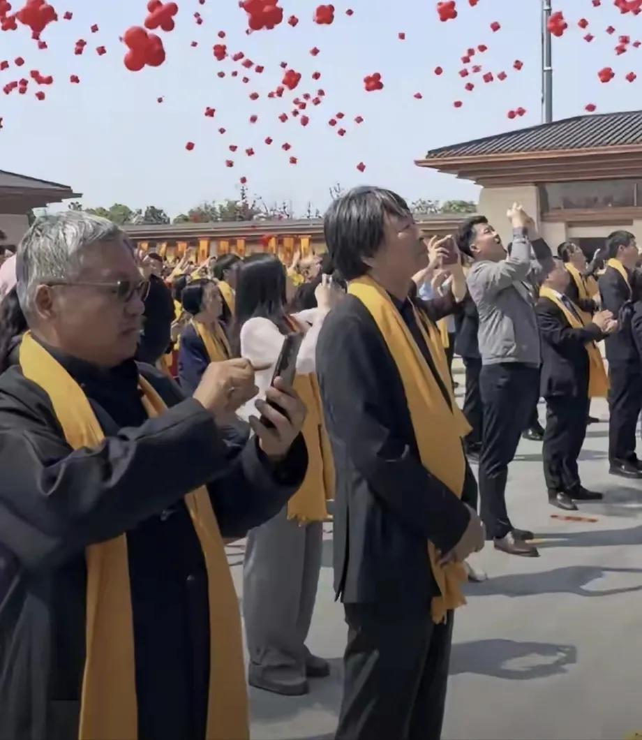 河南人的骄傲，著名作家刘震云，低调回到老家，参加新郑祭祖大典
4月19日，著名作