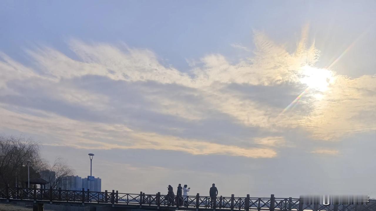 下联:冷月徘徊山影稀
上联:明星璀璨岭踪密
            (请对上联)