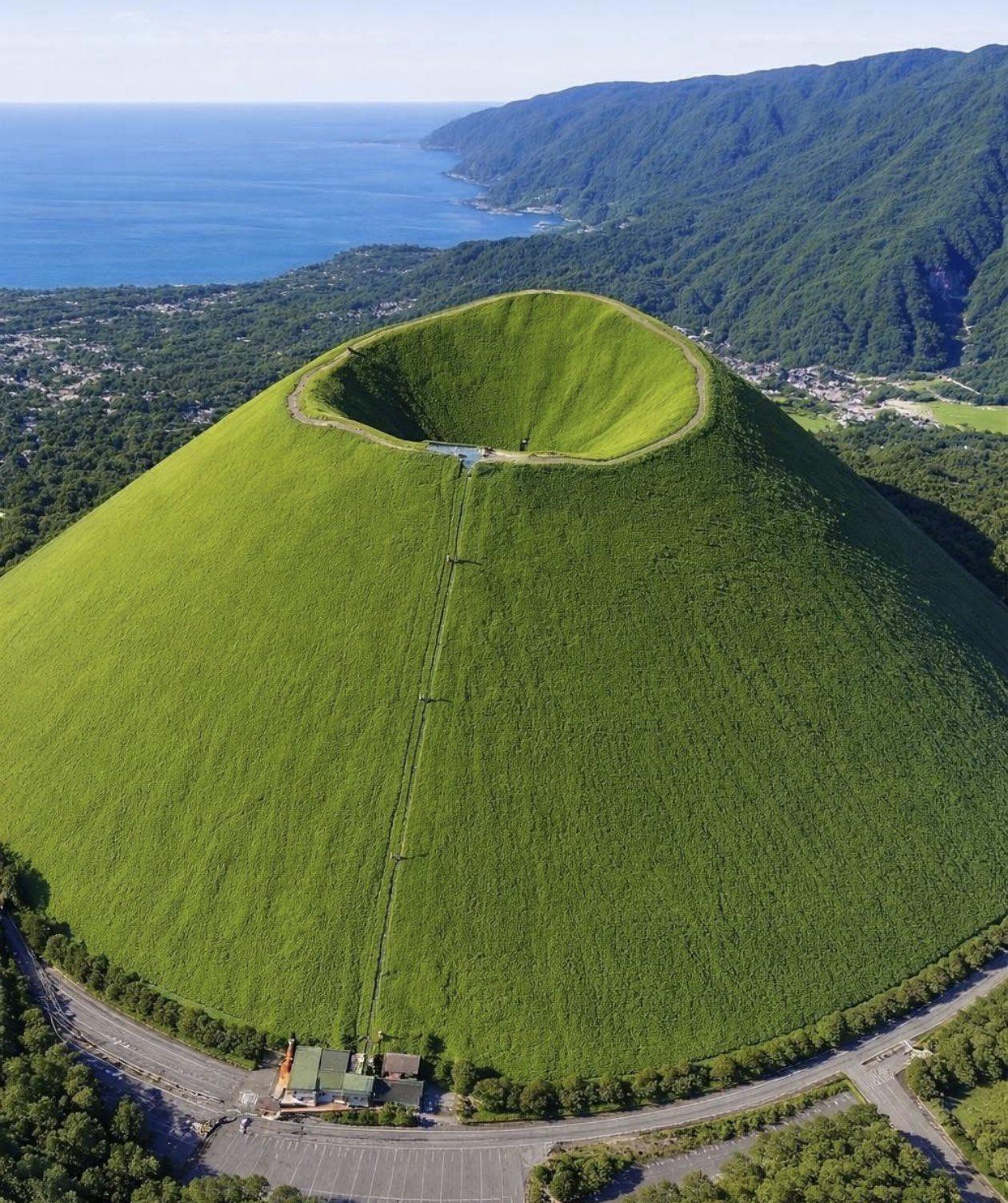 第一眼真以为是建模做出来的抹茶布丁。
 
整座山体是规整到离谱的圆锥形。
 
通