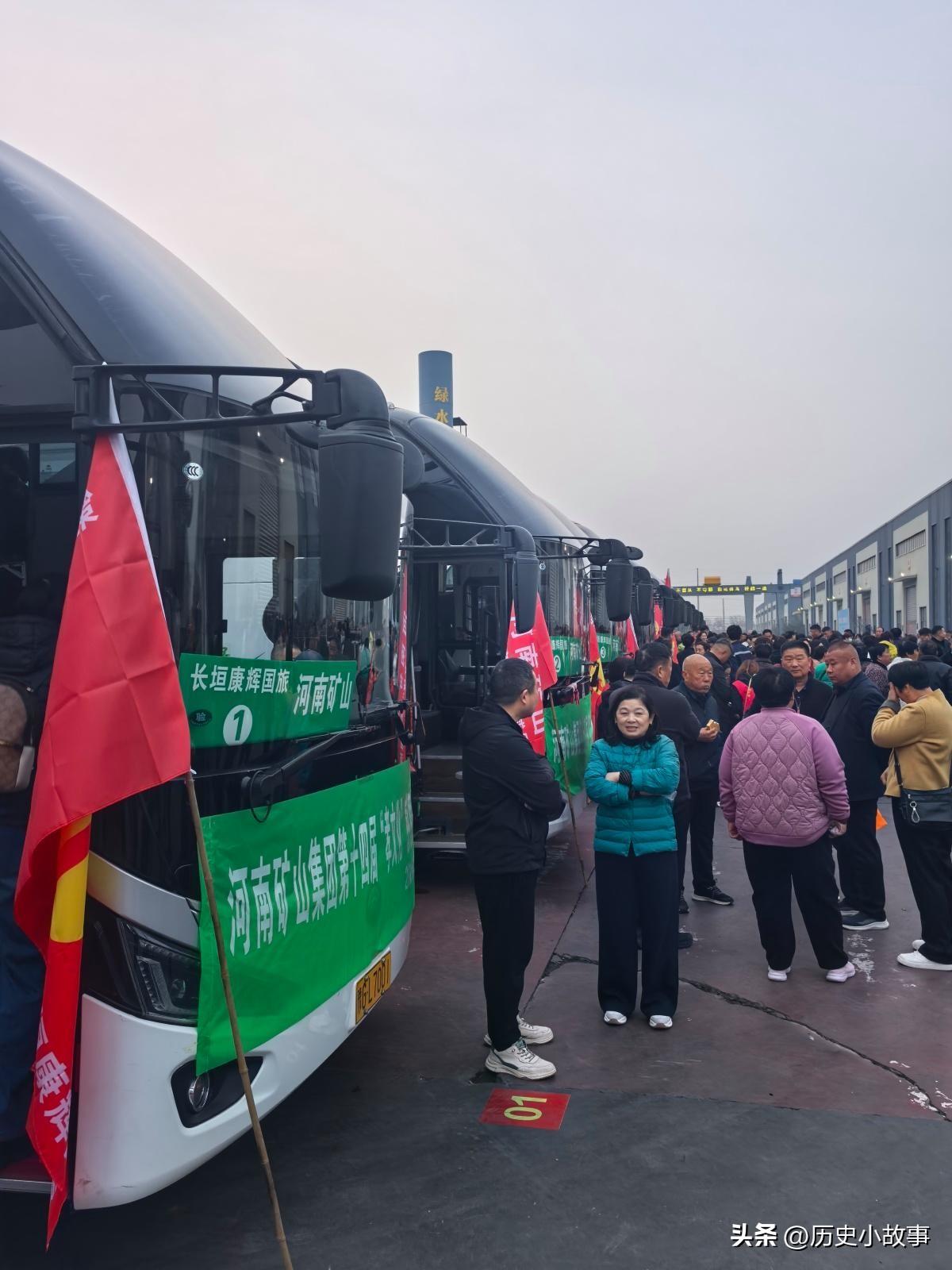 全网羡慕啦！3月24日，河南矿山老板崔培军包下78辆大巴，豪掷近千万，邀请400