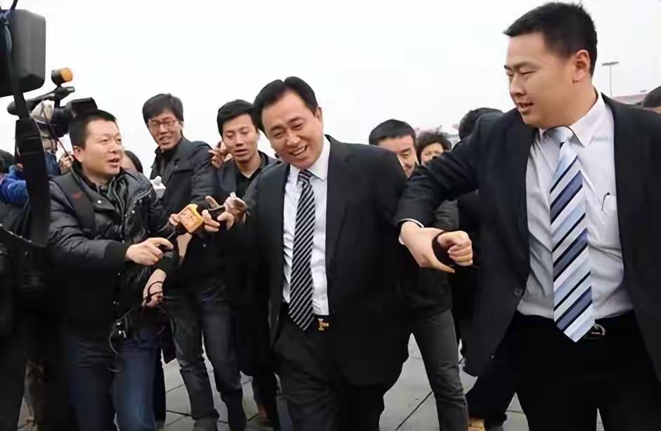 当年不管是身着黑装的许家印还是身着红装的许家印，都是开心的许家印，有钱人的快乐他