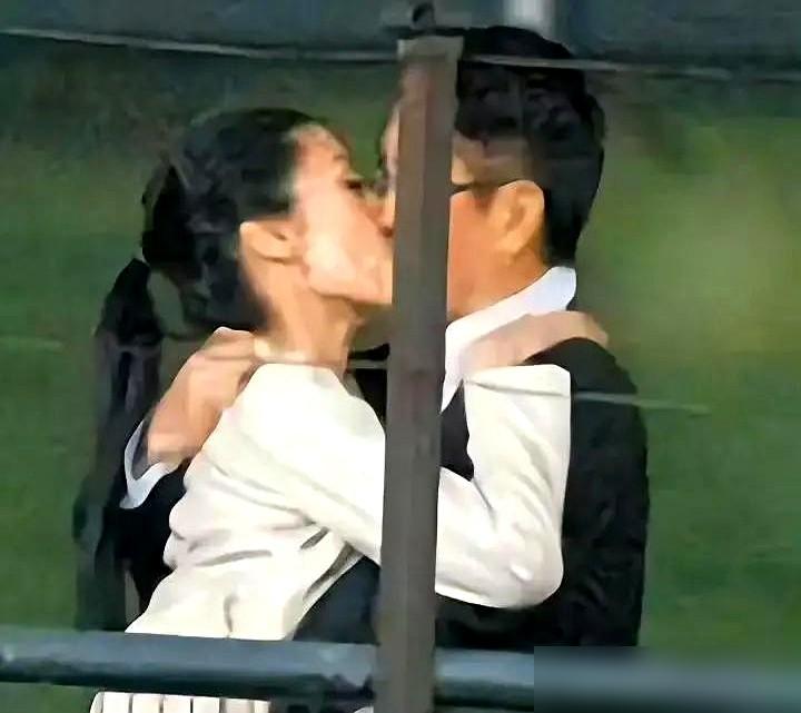 你看过65岁豪门公子在烈日下排队10分钟的样子吗？
许晋亨上周就这么干了。黑色