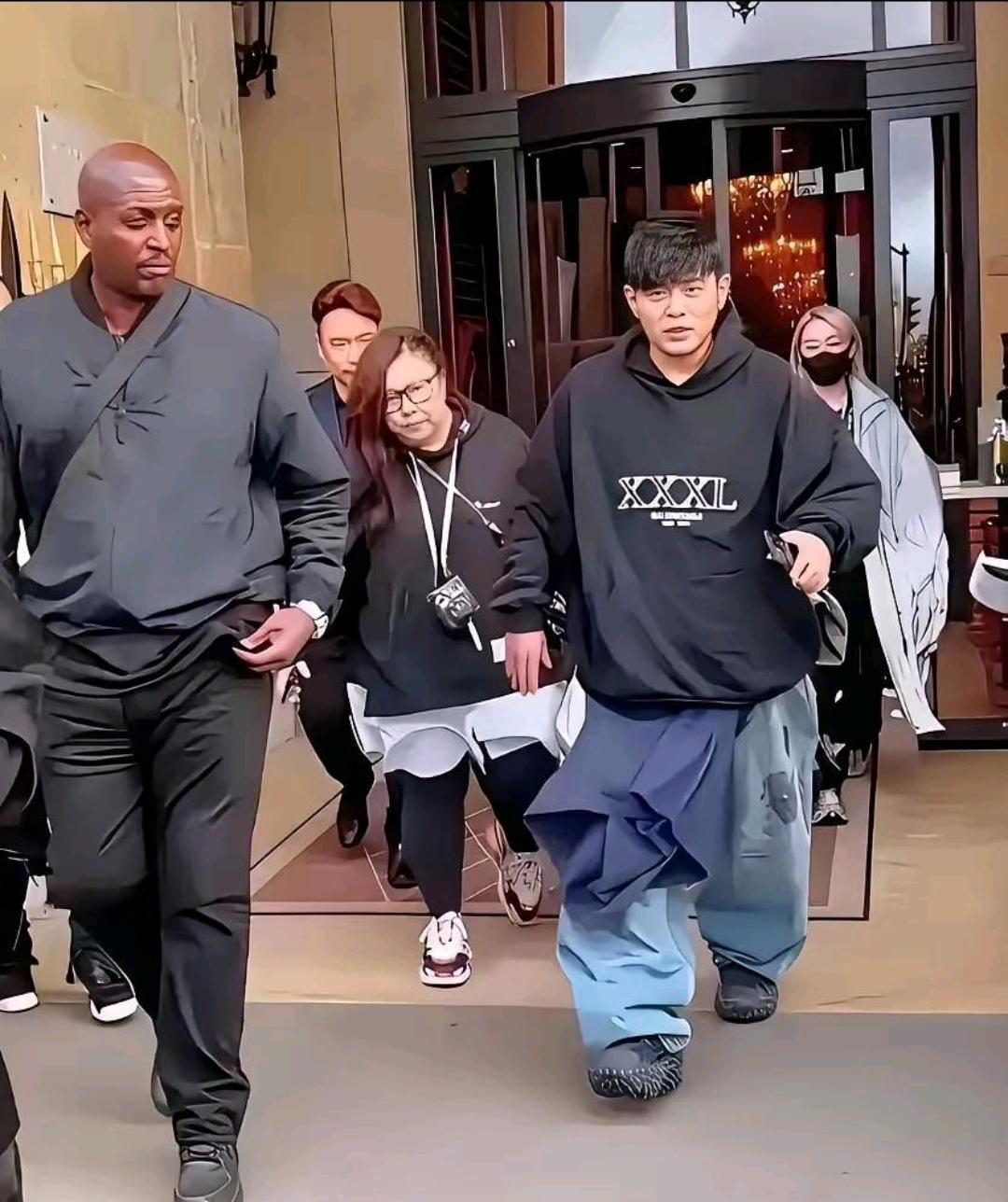 真的被这位天王的新造型惊到了，这到底是由于“太超前”还是咱们真的老了跟不上审美？