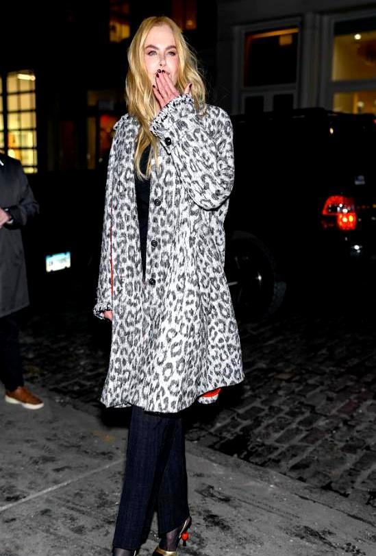 58岁穿豹纹上街，她疯了吗？
 
纽约SoHo的冷风里，妮可·基德曼甩开那件香奈