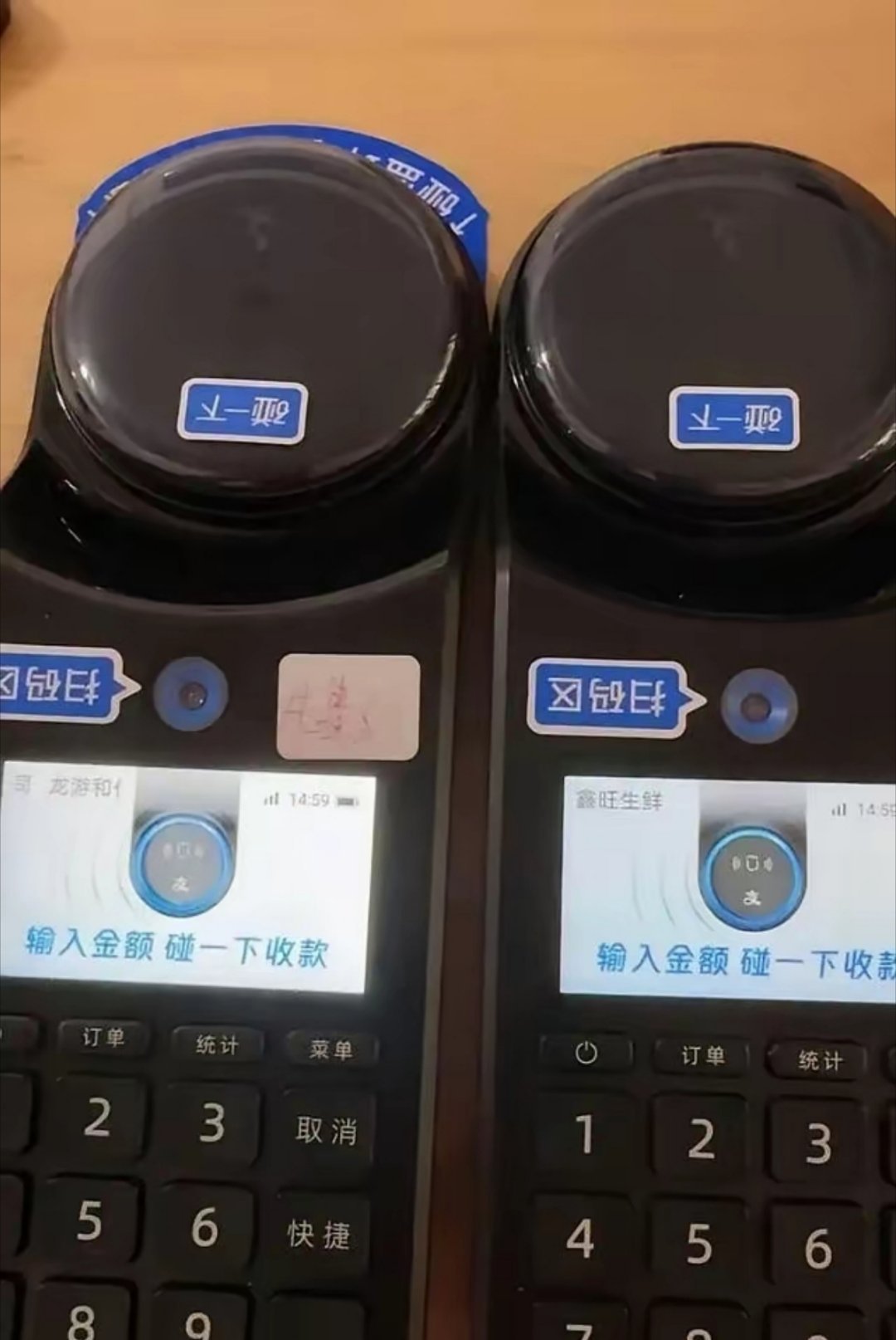 美国华人表示，国内的手机支付是最傻的事情，每次都需要掏出手机扫码，输入密码才能够