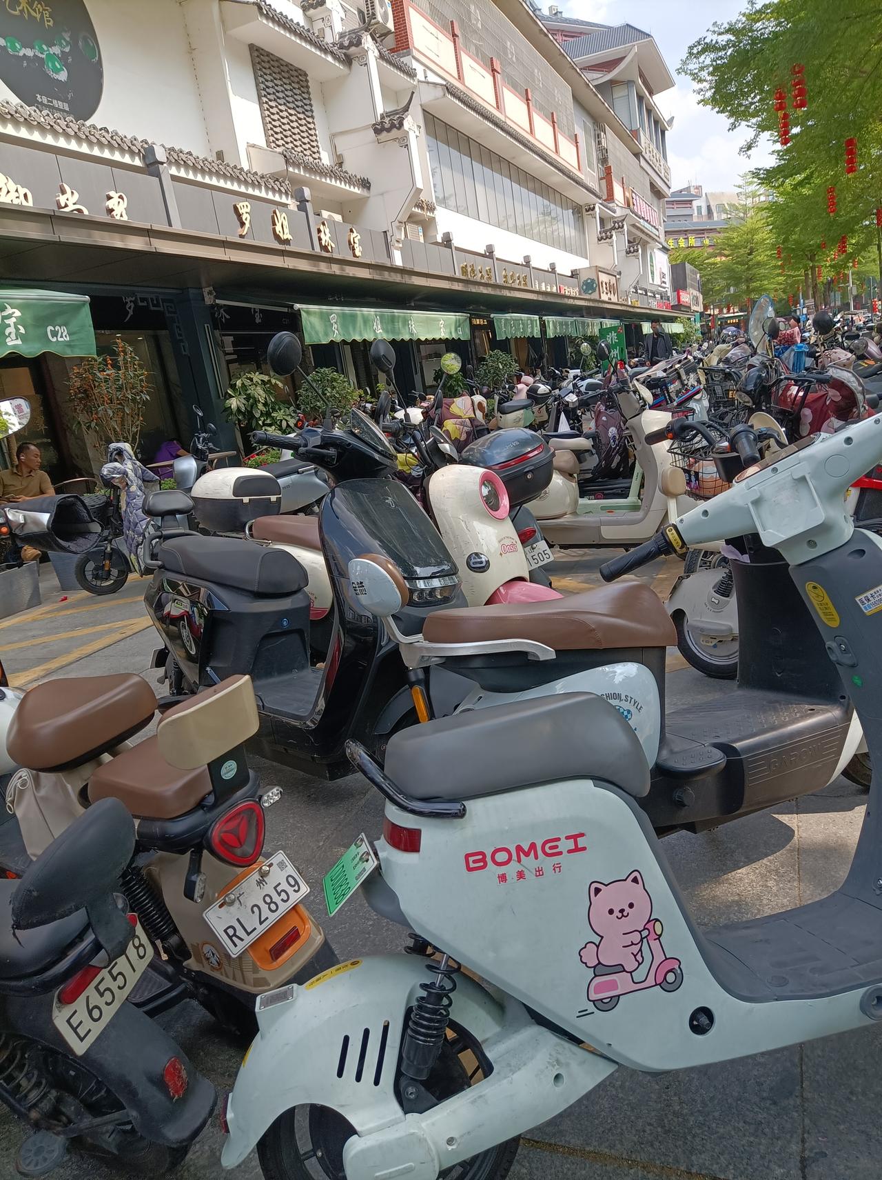 晒出你的本地生活上个星期日去佛山坪洲翡翠城，在街头看到的这一片电瓶车，真是太多了