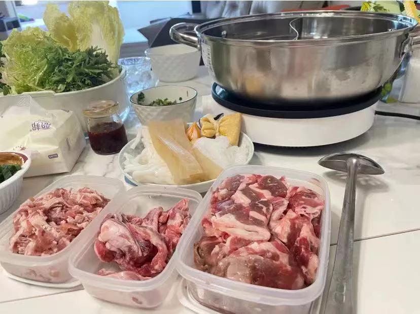 不理解为什么要在外面吃火锅菜能买到新鲜品质更好的肉也一样
调料也可以按自己口味调