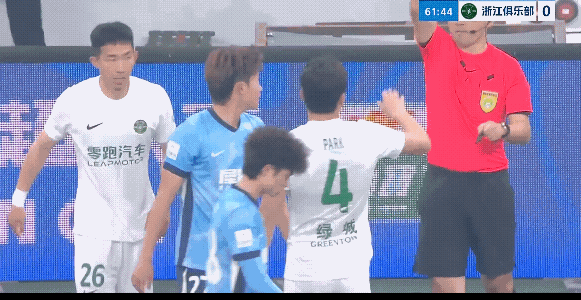 当浙江全队还在想着裁判出示黄牌的问题，结果大连英博又进球了，大连英博主场2：0领