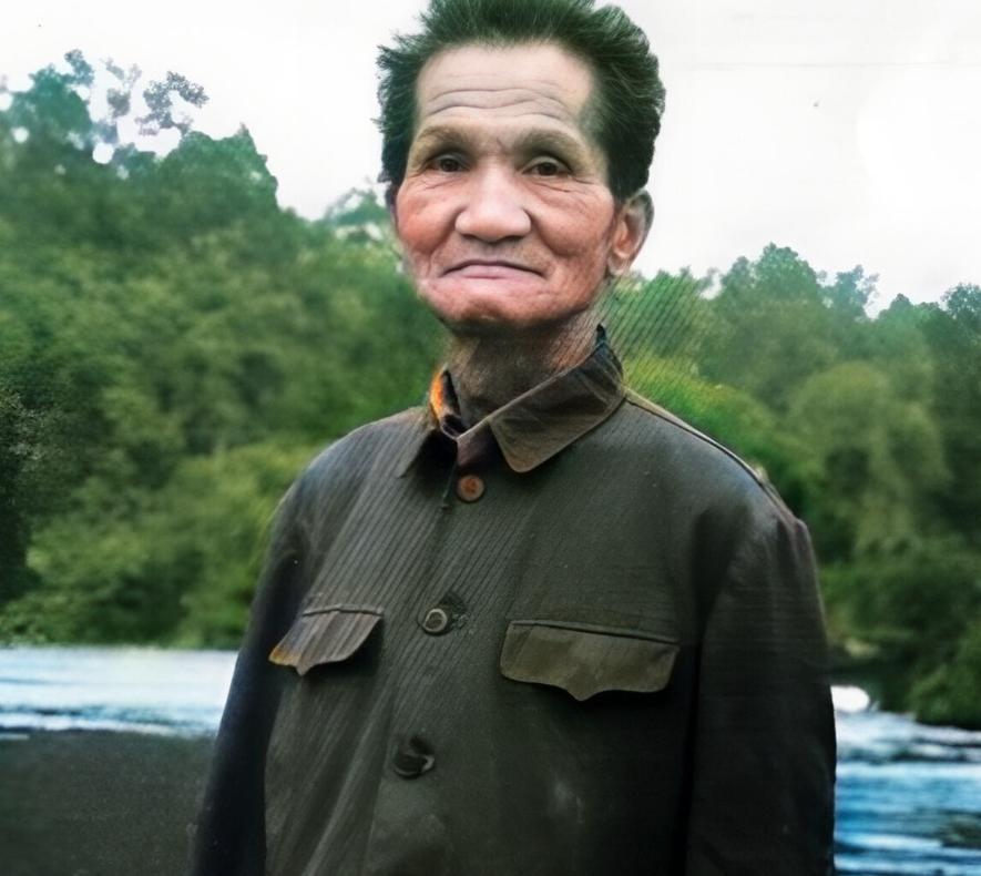 1947年夏天的白公馆，一个身影在院子里疯跑，囚服破烂得像块抹布，头发黏成一团。