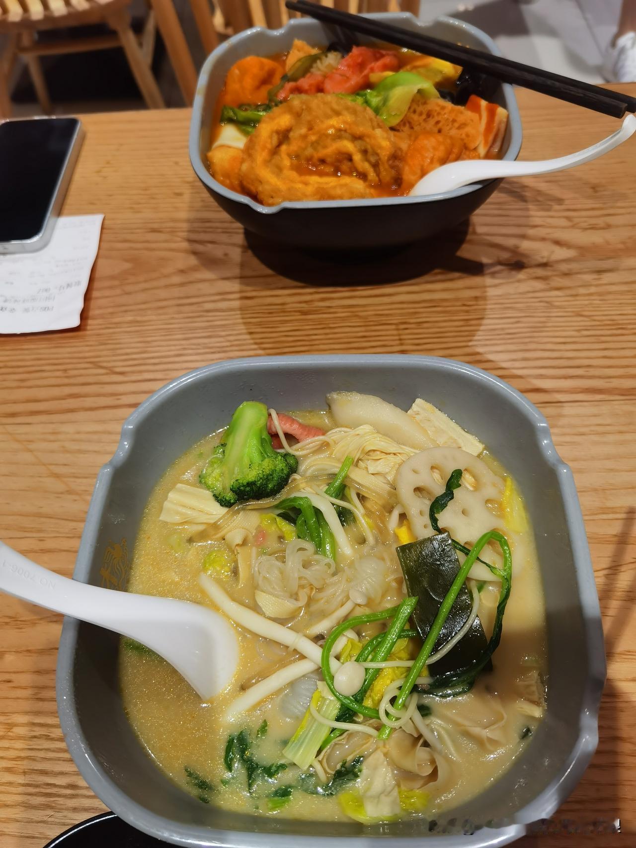 我认为轮流请客
我始终觉得好朋友聚餐就该轮流请客，次次当场AA实在太生分。每次吃