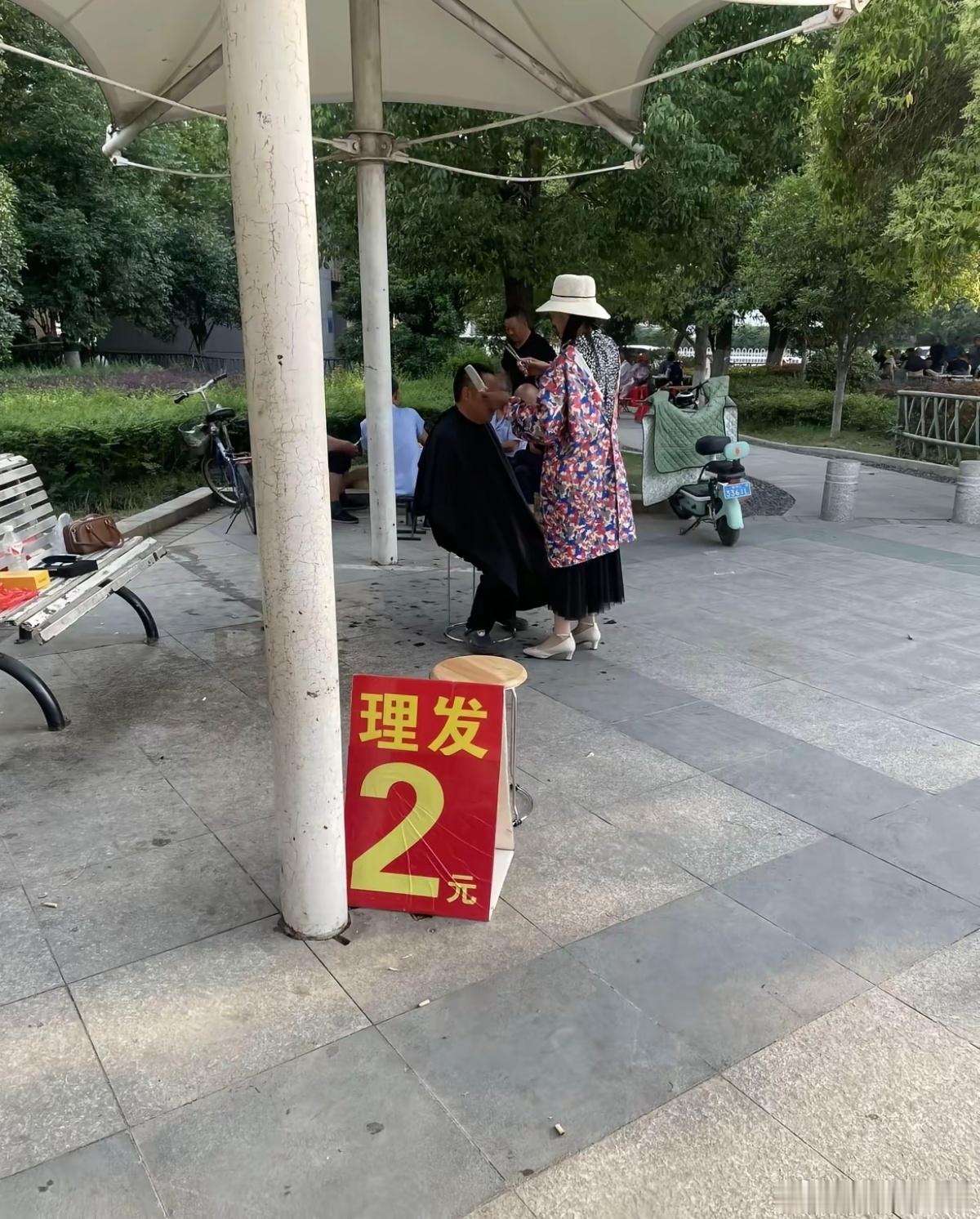 有男人发视频说，对不起80后了，在路边理发10元一次，网友评论区贴图还有2元一次